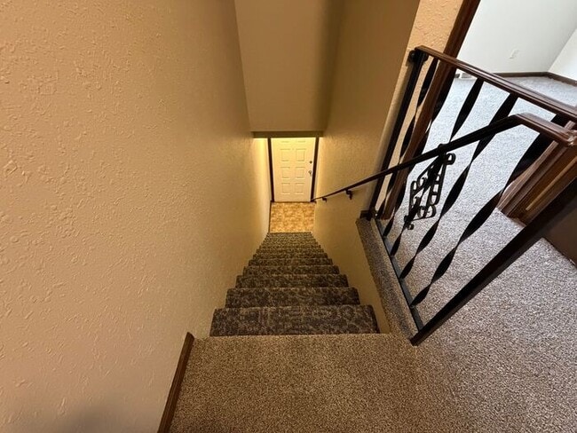 Building Photo - Townhome with a Bedroom Balcony Overlooking Lake Tapawingo