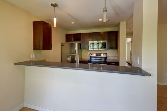 Building Photo - Beautiful Top Floor 1BR 1BA Condo in The B...
