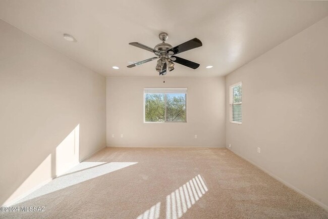 Building Photo - 4 bed/3bath in desirable Paseo Del Rio Community