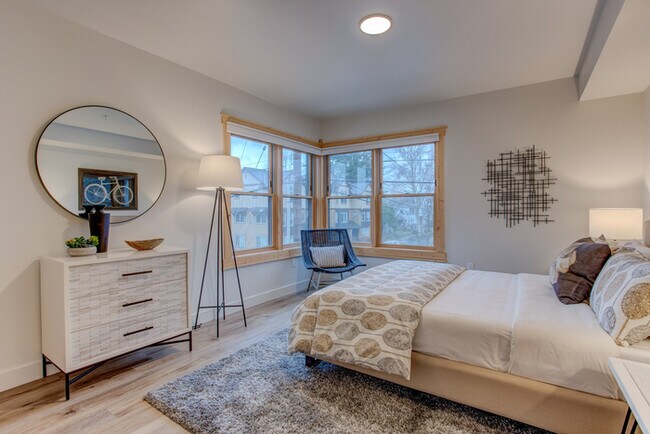 Building Photo - Luxury top floor 2bd in the heart of Sellw...