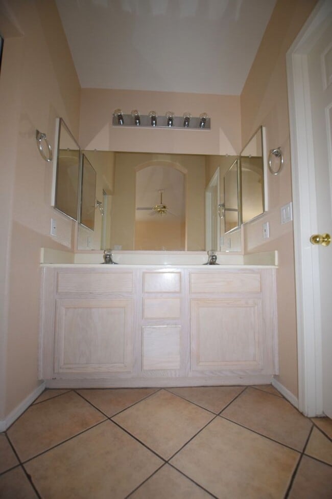 Building Photo - Beautiful Gilbert Home!