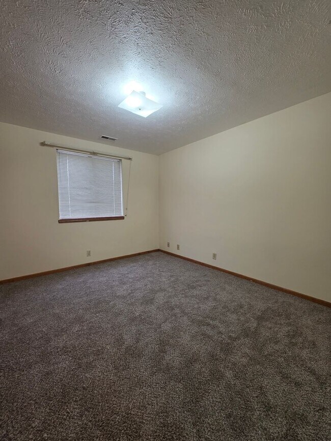 Building Photo - Lamplighter 1