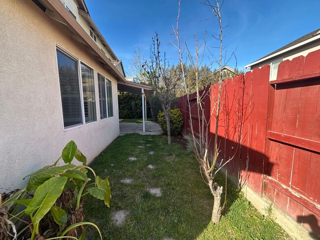 Building Photo - 212 Riverbend Ln