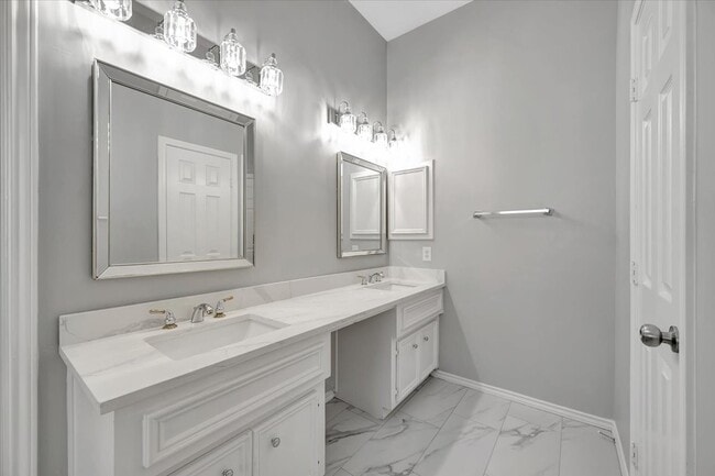 Building Photo - 3915 Summerfield Dr