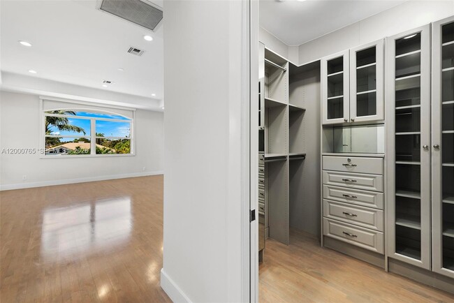 Building Photo - 552 Palm Dr