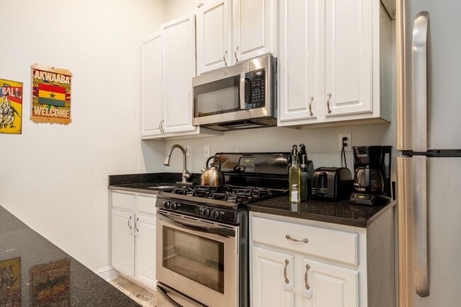 Building Photo - Stunning, Chic 2-Bedroom Apartment in the ...