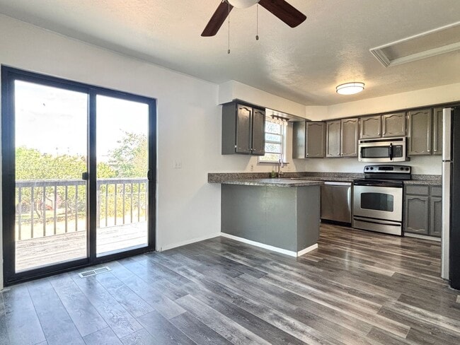 Building Photo - Awesome Remodel with 1 Car Garage!