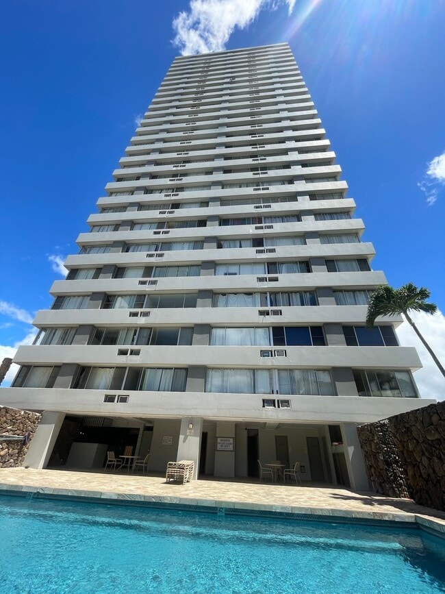 Building Photo - Fantastic Studio Unit w/ parking available...