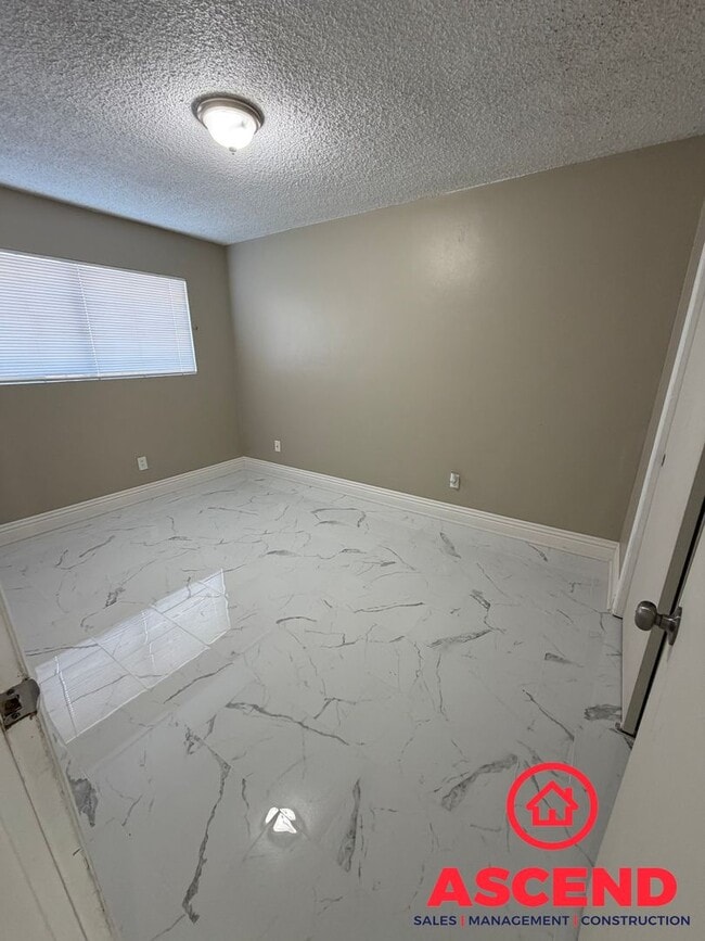 Building Photo - 3 Bedroom Home in East Bakersfield