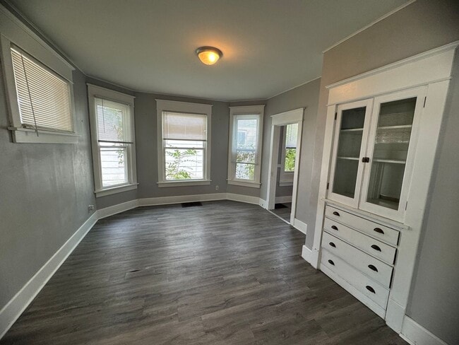 Building Photo - 4 bedroom 1 bath Home in Davenport