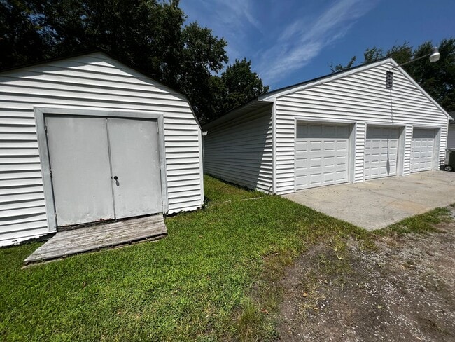 Building Photo - 3-Bed 2-Bath in Town with 3-Car Garage!