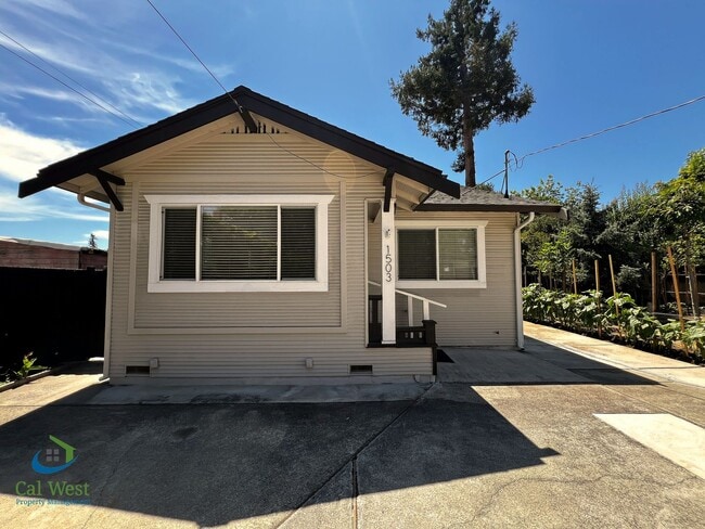 Primary Photo - $4000 Beautiful Cottage Style 2 Bed 1 Bath...