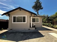 Building Photo - $3500 Beautiful Cottage Style 2 Bed 1 Bath...