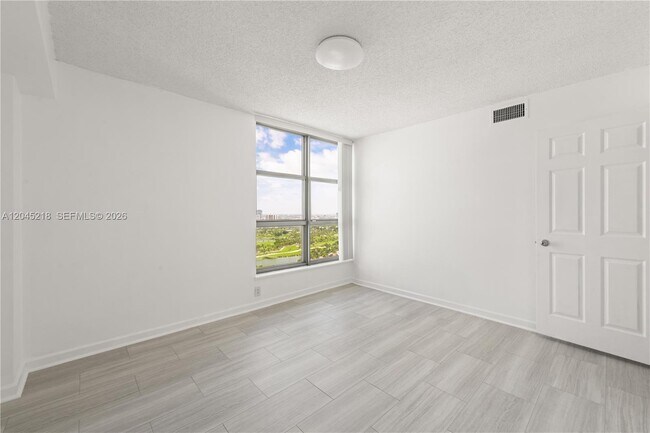 Building Photo - 3530 Mystic Pointe Dr