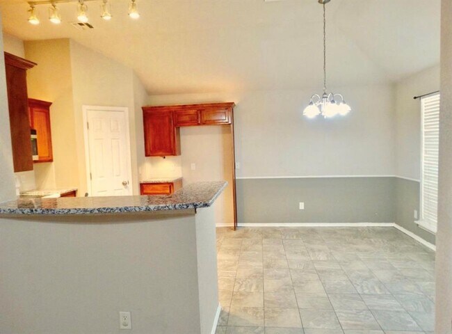 Building Photo - 3301 Buckingham Pl
