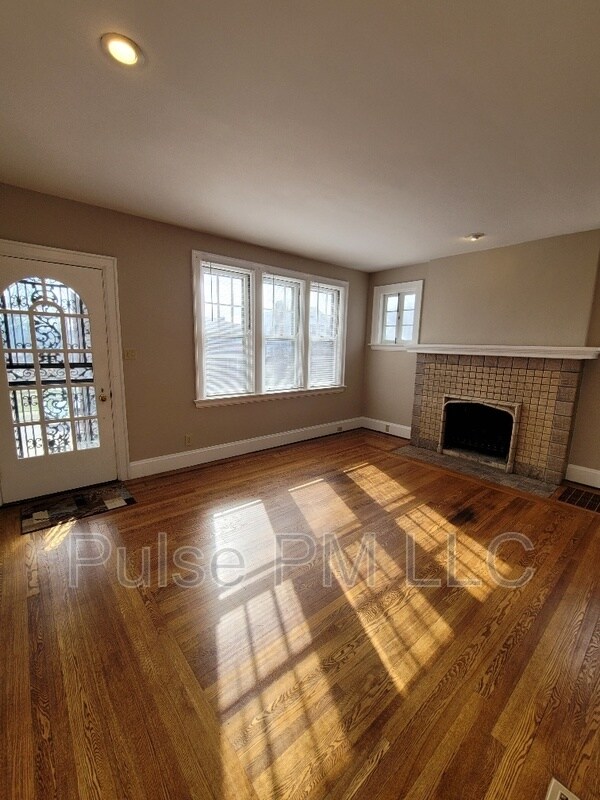 Building Photo - 204 E 26th St