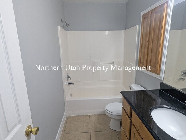 Building Photo - 4 Bed, 2 Bath