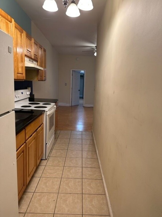 Building Photo - 1st Floor 1 Bedroom 1 Bathroom Apt Located...