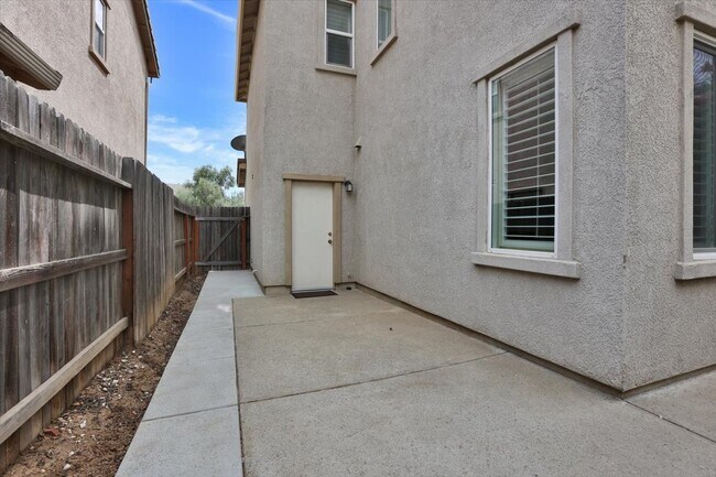 Building Photo - 683 Courtyards Loop
