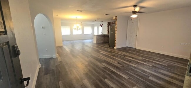 Building Photo - 1174 Victoria Ave