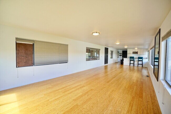 Building Photo - 315 E Strawberry Dr