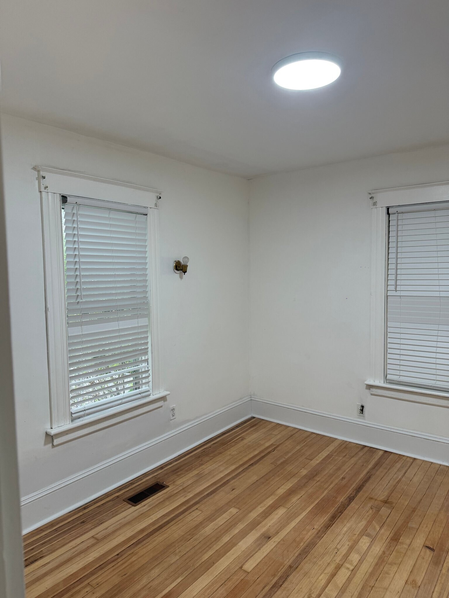 Building Photo - 423 Stanley St