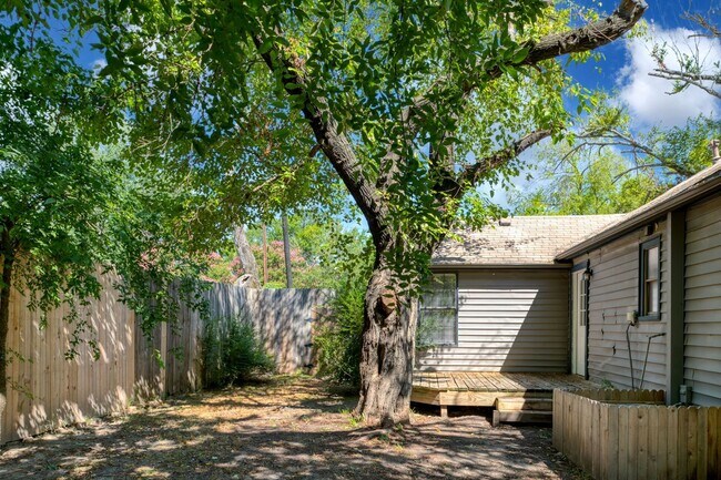 Building Photo - Cozy 3 bedroom, 1 bathroom home located in...