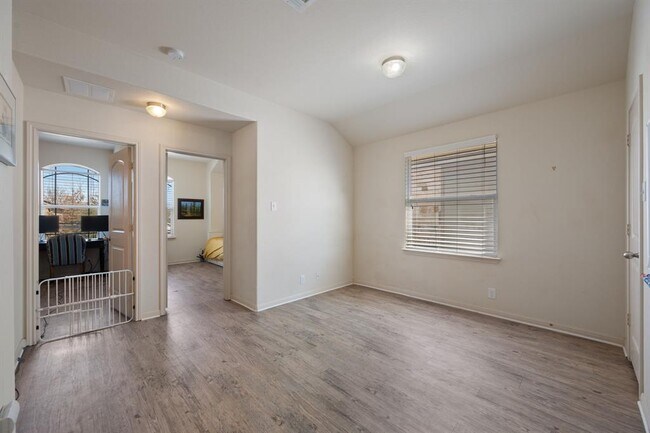 Building Photo - 2209 Nestlewood Dr