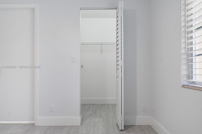 Building Photo - 2098 Madeira Dr