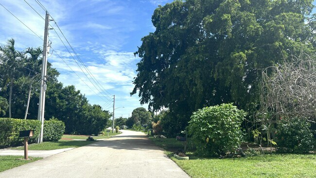 Building Photo - 6831 Eastview Dr