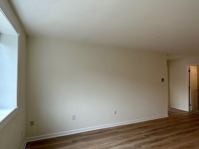 Building Photo - Large, updated 2 bedroom near the Green Li...