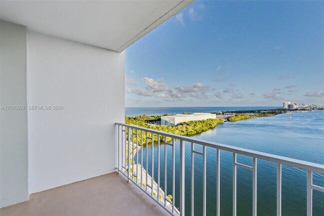 Building Photo - 500 Bayview Dr
