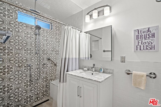 Building Photo - 4909 Van Noord Ave