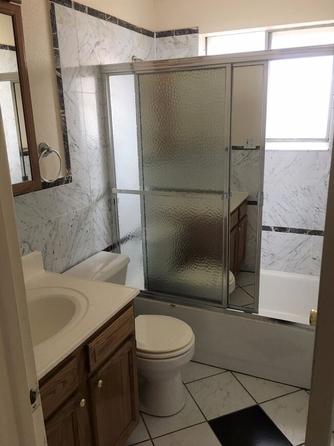 Building Photo - ONE MONTH FREE! Pet-friendly 1 BD/1 BA in ...