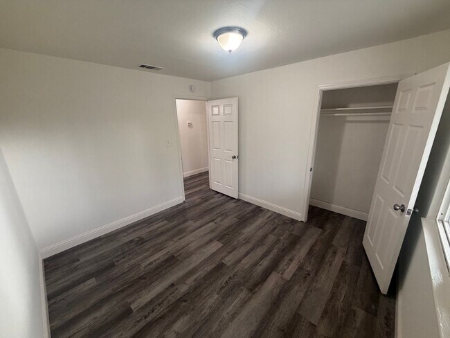 Building Photo - 3 Bedroom | 1 Bathroom | Home in Sacramento