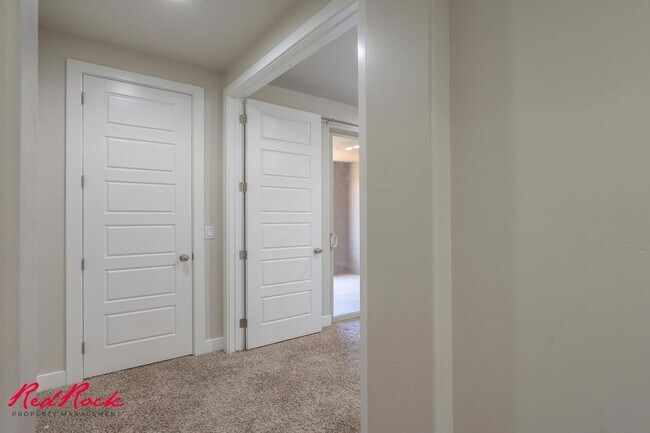 Building Photo - Pet Friendly 4 Bedroom Home! Internet Incl...