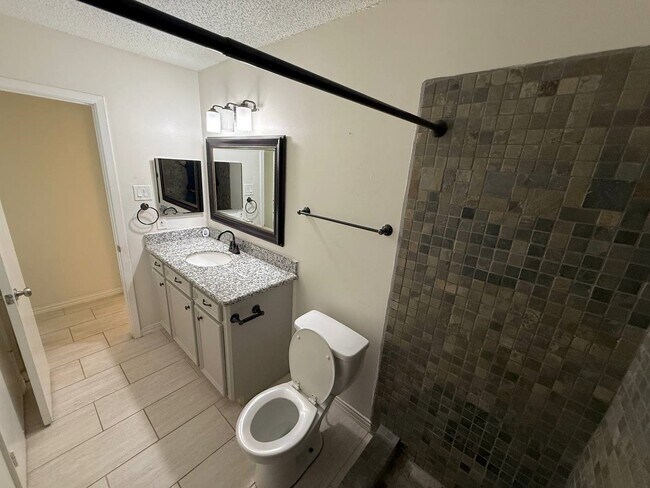 Building Photo - 646 Fair Oak Dr