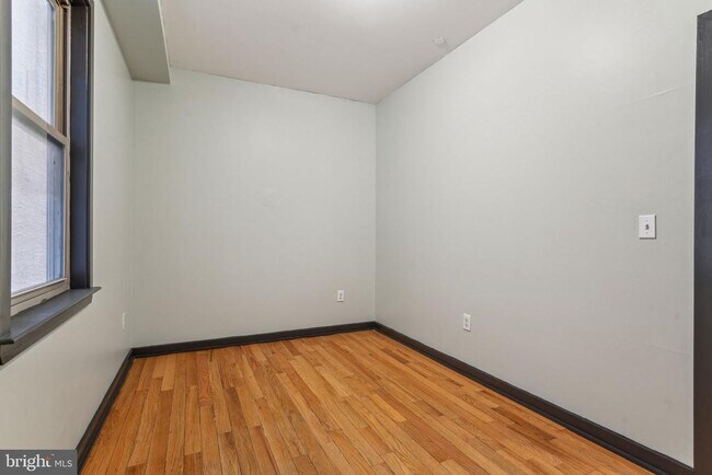 Building Photo - 1930 N Gratz St