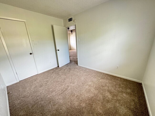 Building Photo - 917 N 7th St