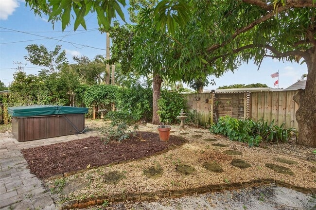 Building Photo - 4820 NE 1st Terrace