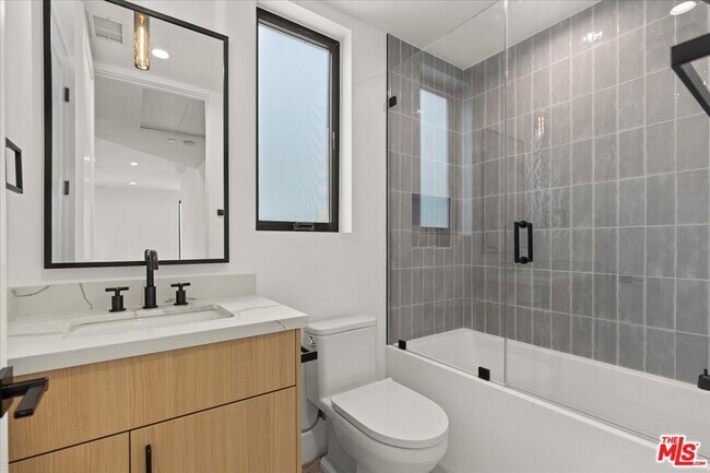 Building Photo - 4825 Satsuma Ave