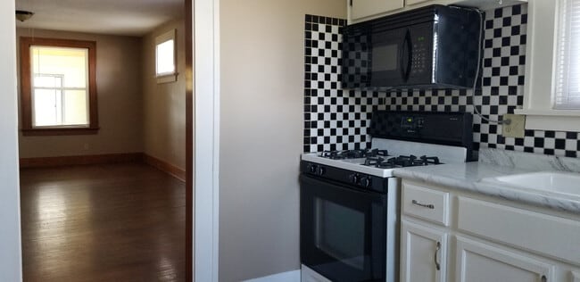 Building Photo - 2 Bedroom Ranch