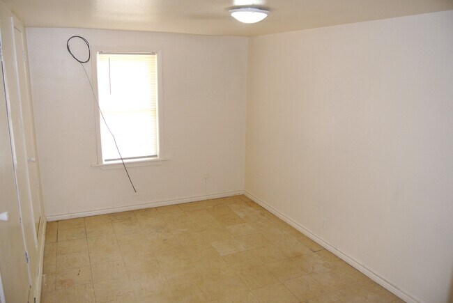 Main Bedroom - 124 S Lone Oak St