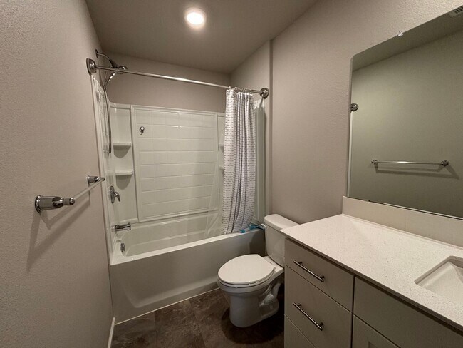 Building Photo - Beautiful 4 Bed/2.5 Bath Plus Office with ...