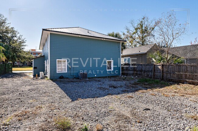 Building Photo - 1704 McGill Ave