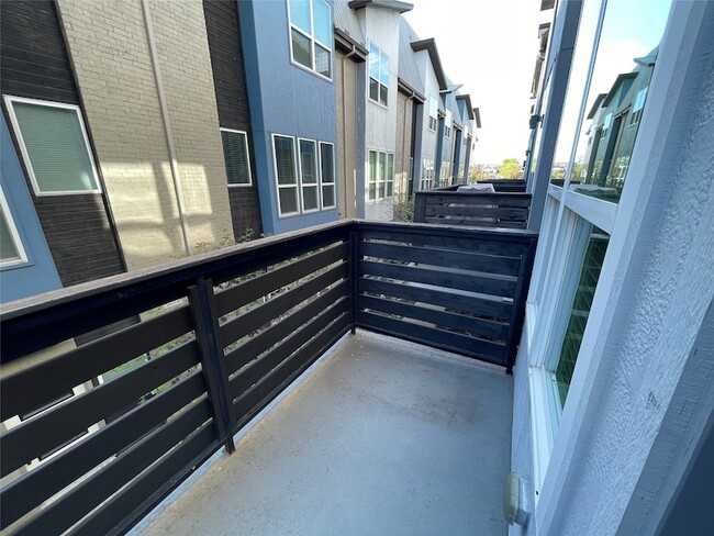 Building Photo - 4910 Live Oak St