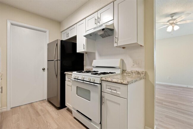 Building Photo - 608 Country Aire Dr