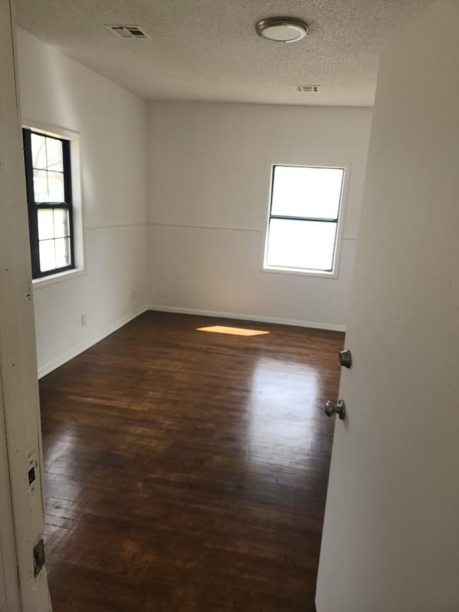 Building Photo - 1223 N Chautauqua Ave