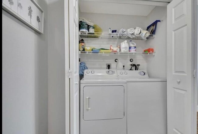 Building Photo - 804 E Windward Way