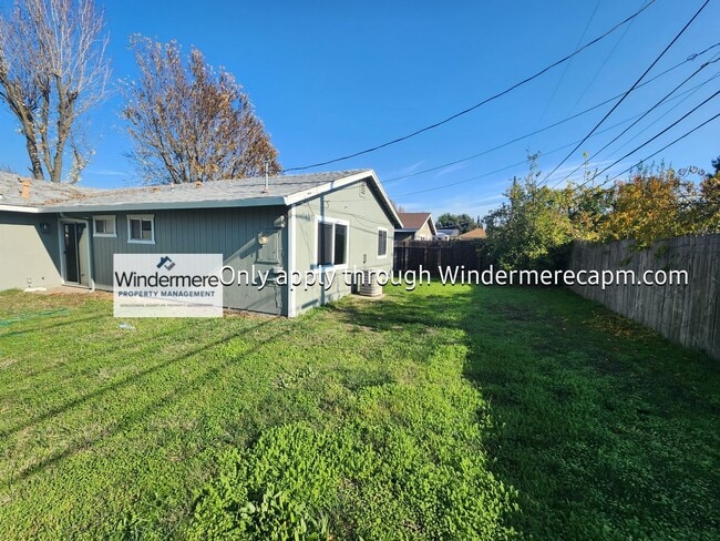 Building Photo - Charming 3 bedroom 2 bath Home- Available Now!